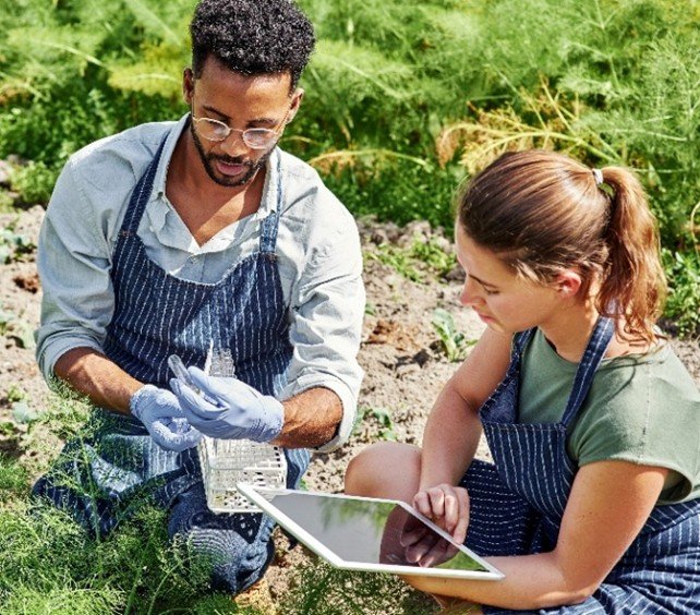 Burger en onderzoeker doen samen veldonderzoek in de tuin met tablet en monsters